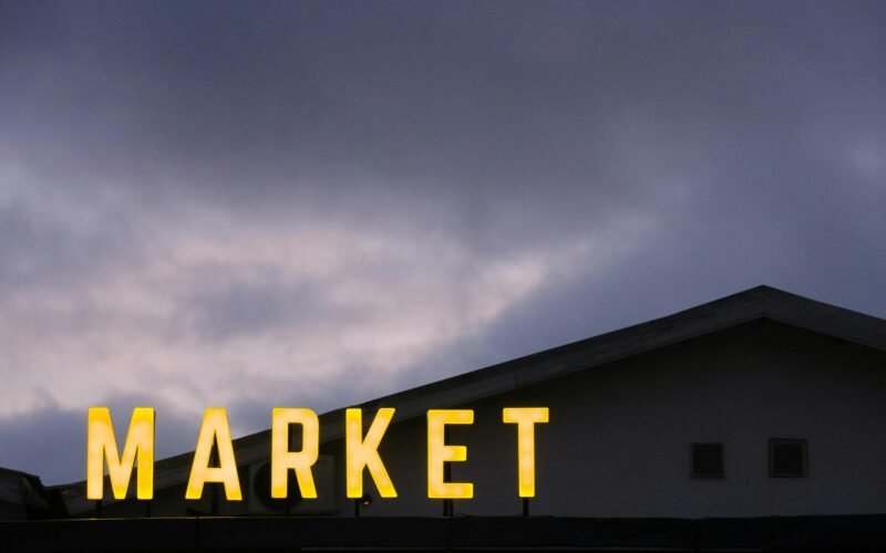 Ein Schild mit der Aufschrift 'Market' auf einem Gebäude auf Mallorca, fotografiert von Alfred Quartey.