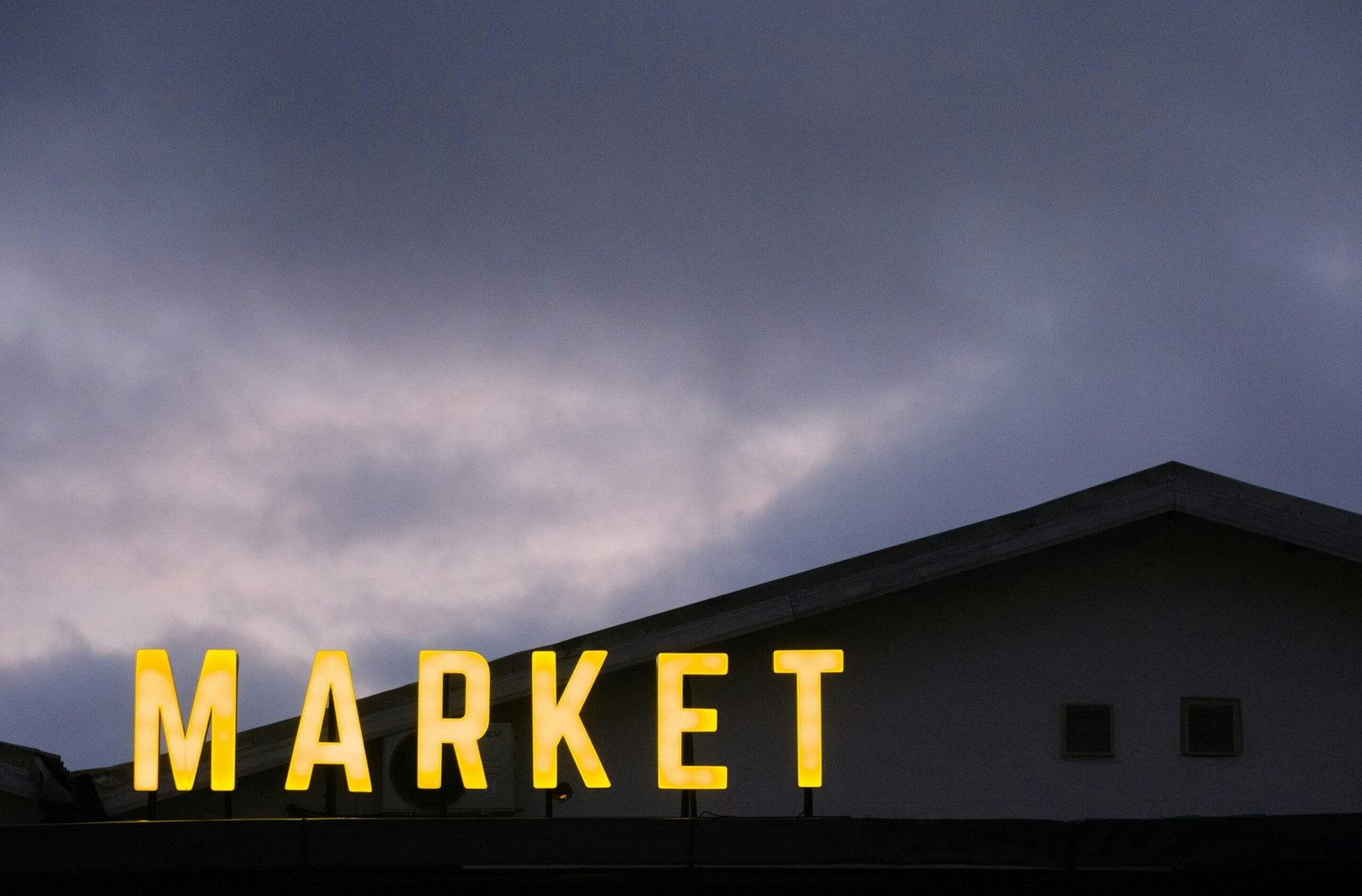 Ein Schild mit der Aufschrift 'Market' auf einem Gebäude auf Mallorca, fotografiert von Alfred Quartey.