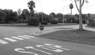Stoppschild neben Zebrastreifen auf Mallorca, aufgenommen von Susana Bartolome, im Straßenverkehr