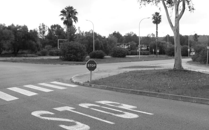 Stoppschild neben Zebrastreifen auf Mallorca, aufgenommen von Susana Bartolome, im Straßenverkehr