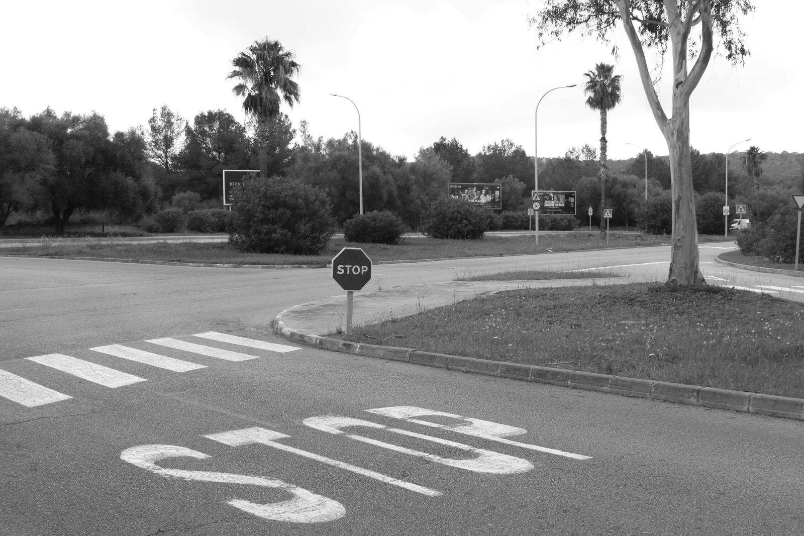 Stoppschild neben Zebrastreifen auf Mallorca, aufgenommen von Susana Bartolome, im Straßenverkehr