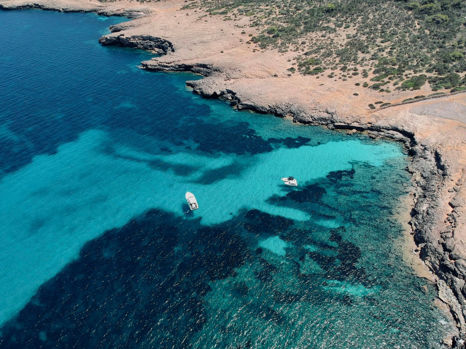Strand mit Wasser auf Mallorca, fotografiert von Leon Rohrwild, zeigt die natürliche Küstenlandschaft.