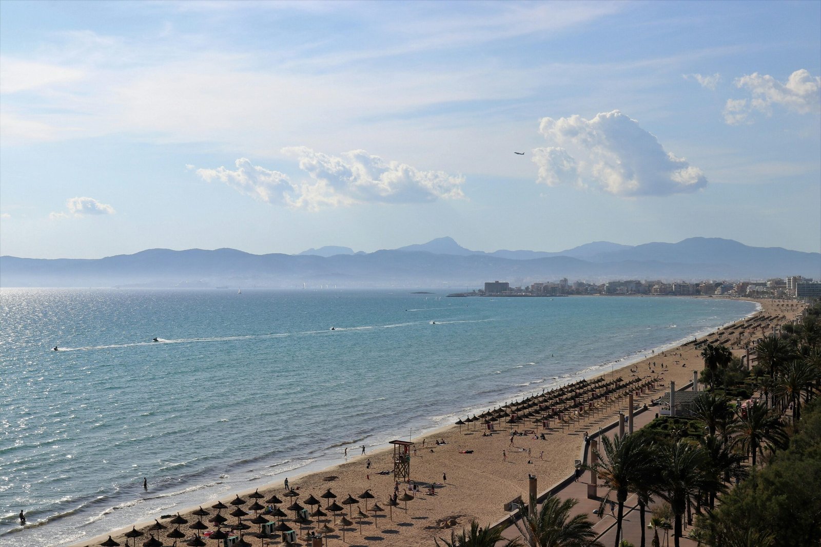 Strand mit Wasser auf Mallorca, aufgenommen von Clemens van Lay, zeigt die Küstenlandschaft der Insel.