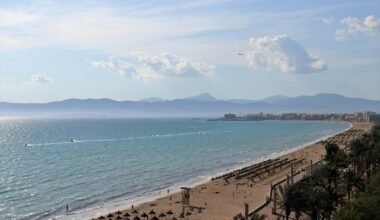 Strand auf Mallorca mit Blick auf das ruhige Wasser, aufgenommen von Clemens van Lay
