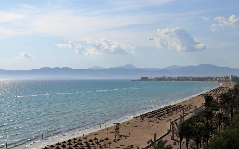 Ein Strand auf Mallorca mit Blick auf das Wasser, fotografiert von Clemens van Lay, zeigt die Küstenlandschaft der Insel.