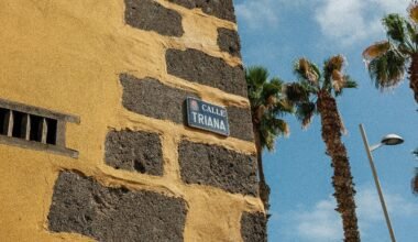 Straßenschild an einer Gebäudewand auf Mallorca, fotografiert von Dhiemas Afif Febriyan