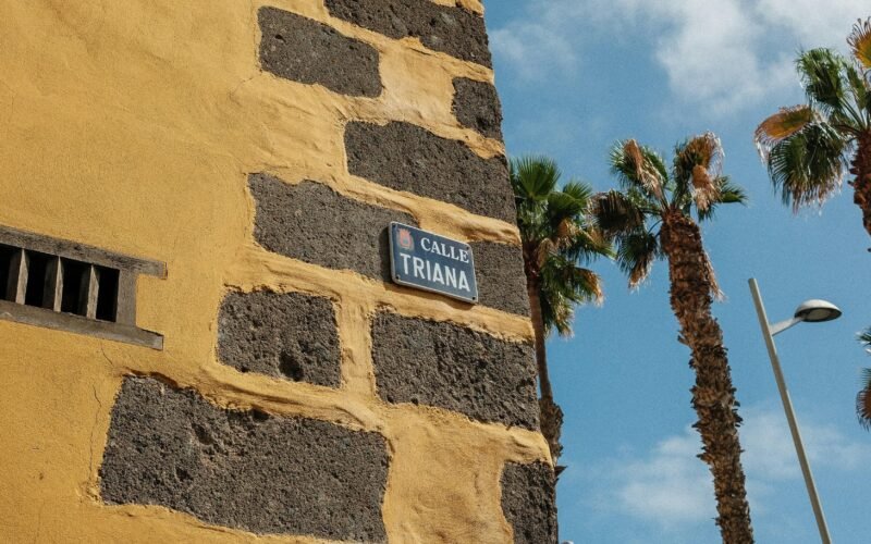 Straßenschild an einer Gebäudewand auf Mallorca, fotografiert von Dhiemas Afif Febriyan
