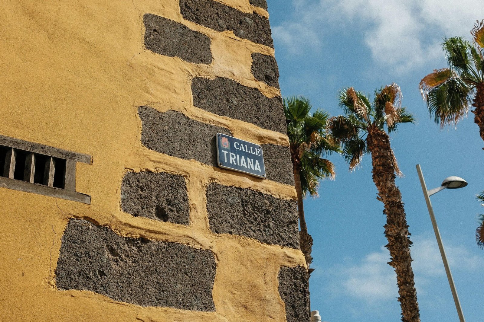 Straßenschild an einer Gebäudewand auf Mallorca, fotografiert von Dhiemas Afif Febriyan