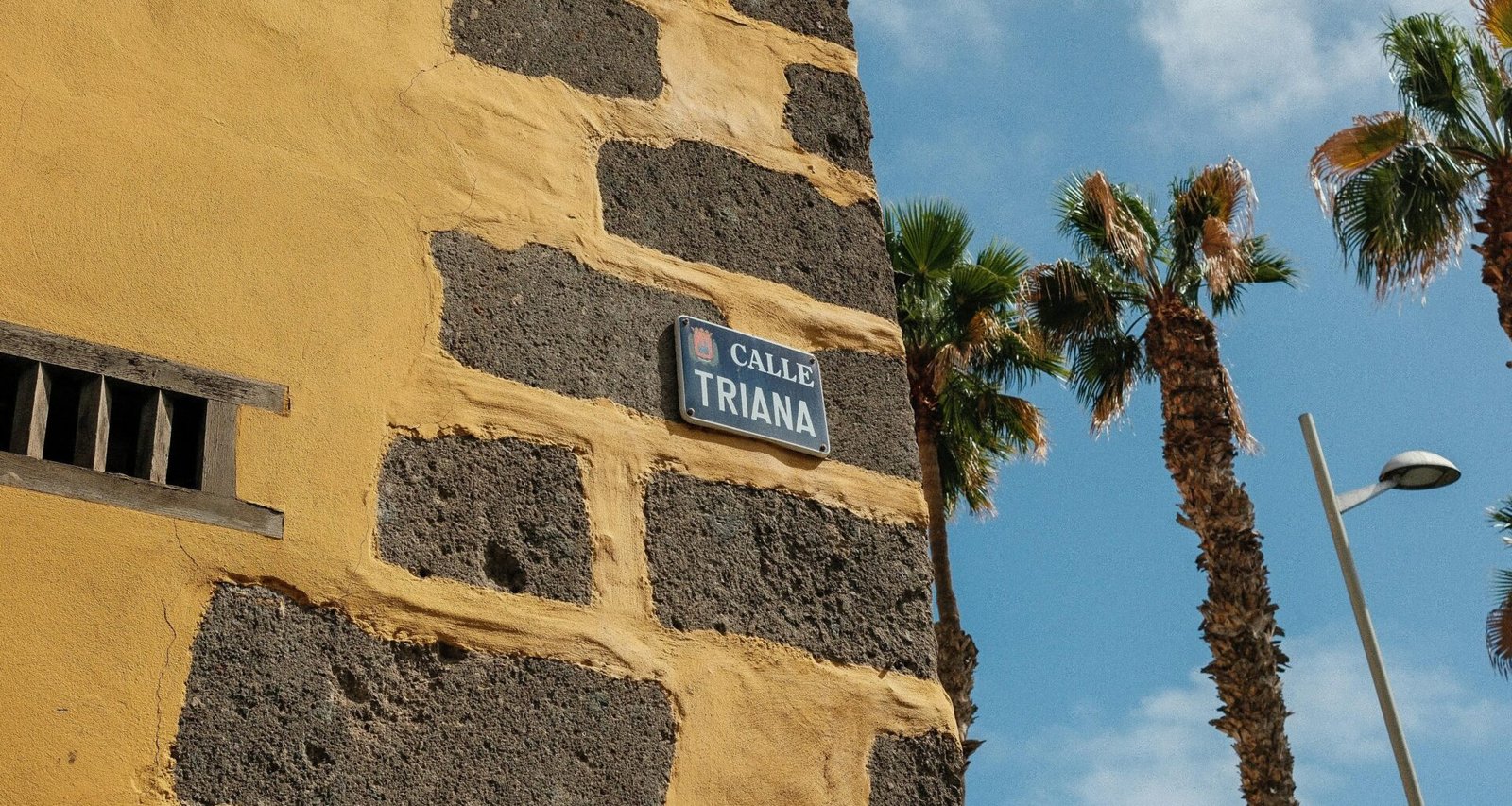 Straßenschild an einer Fassade auf Mallorca, fotografiert von Dhiemas Afif Febriyan