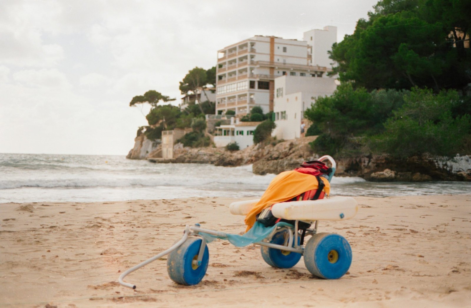 Surfbretter auf Mallorca am Strand neben dem Ozean, fotografiert von Raymond Petrik