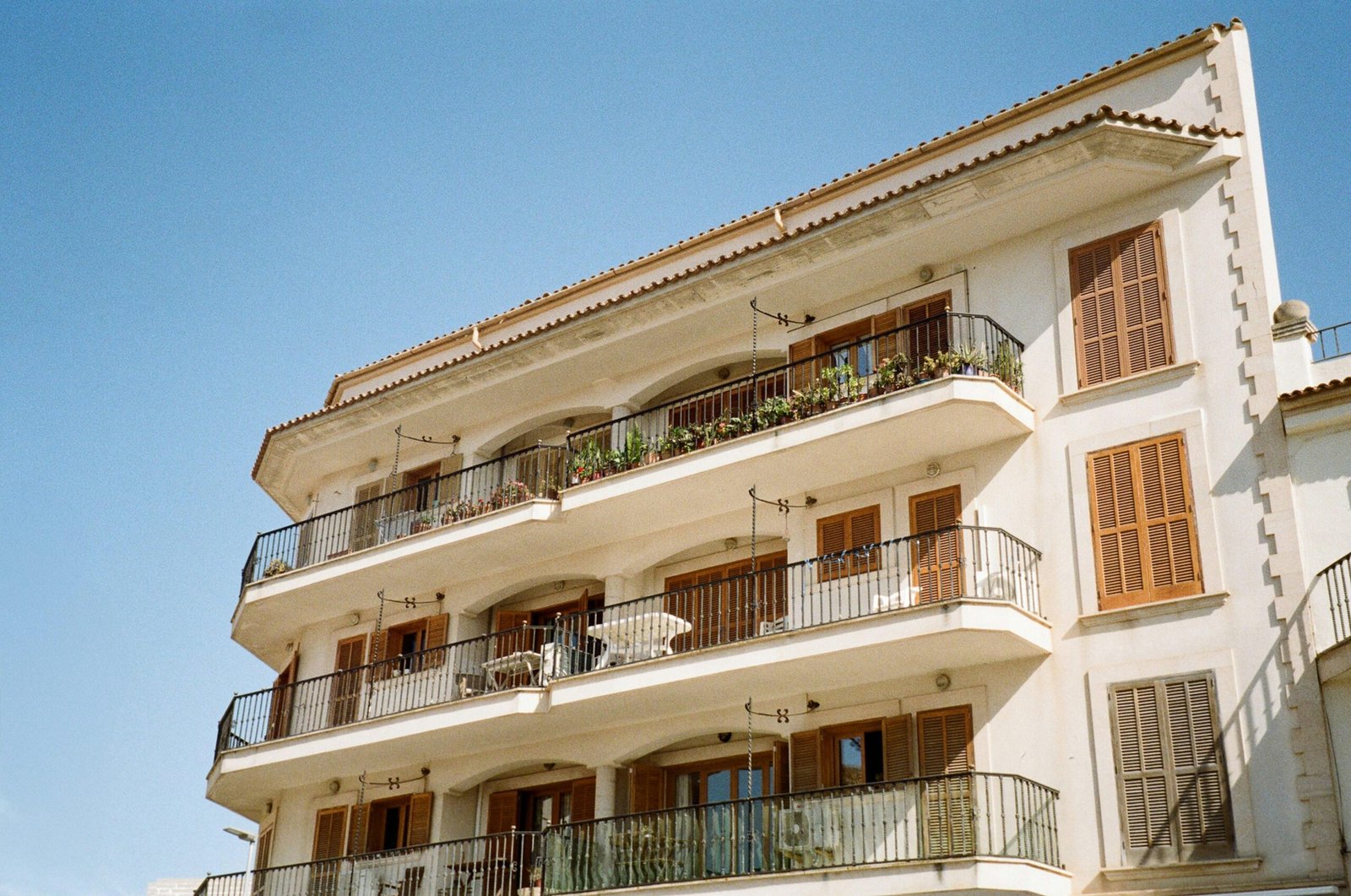 Weiße Gebäude mit Balkonen auf Mallorca, fotografiert von Emily Barnett