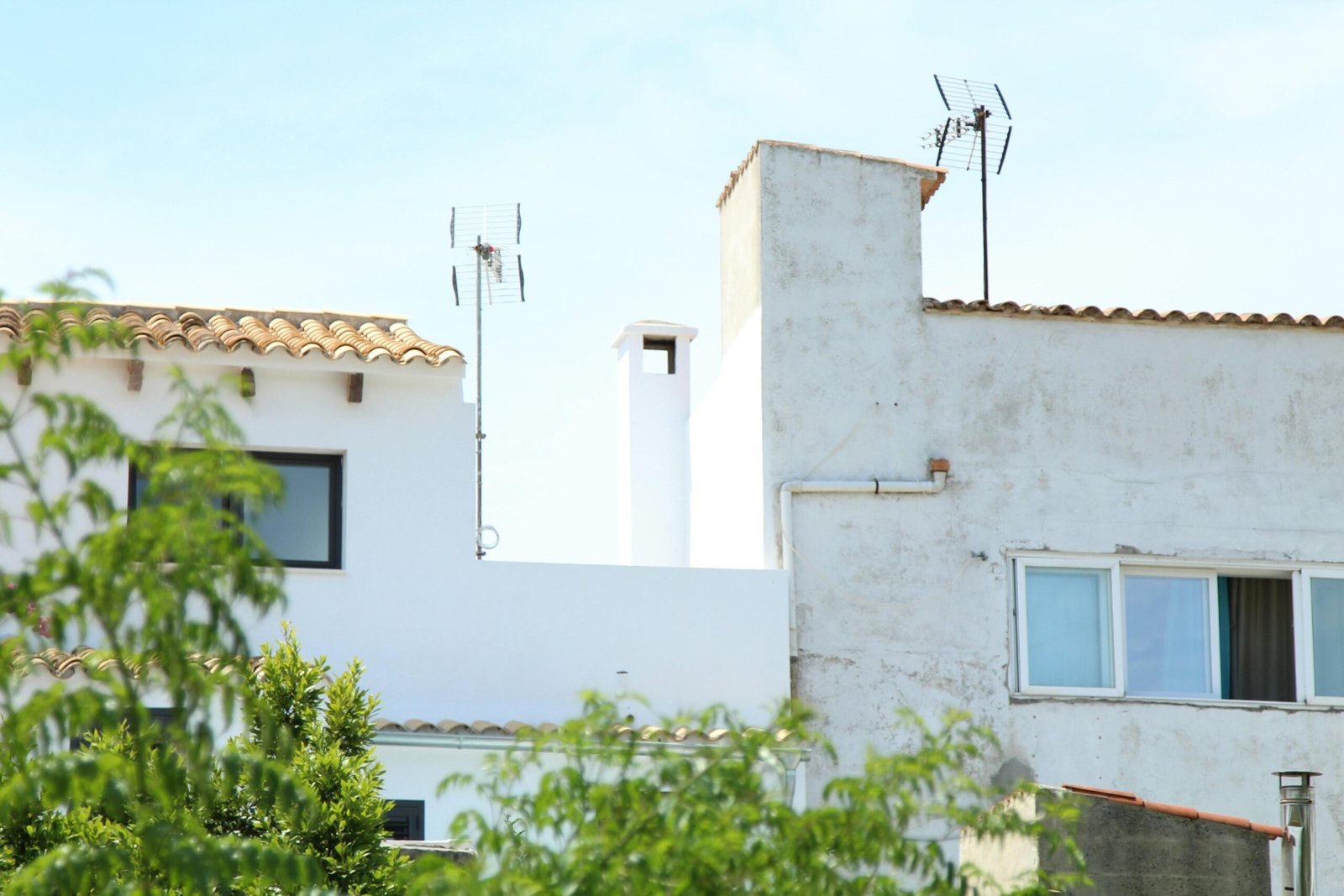 Weiße Gebäude mit Uhr an der Fassade auf Mallorca, fotografiert von Jared van der Molen