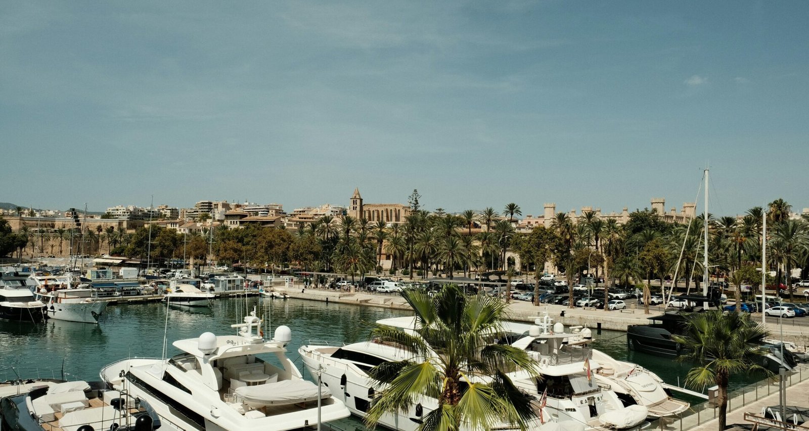 Marina auf Mallorca mit vielen weißen Booten, Wasser und Himmel im Hintergrund, aufgenommen von Felix