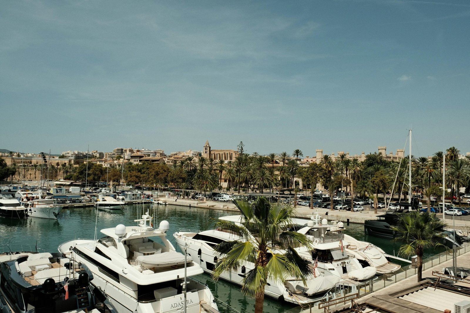 Marina auf Mallorca mit vielen weißen Booten, Wasser und Himmel im Hintergrund, aufgenommen von Felix