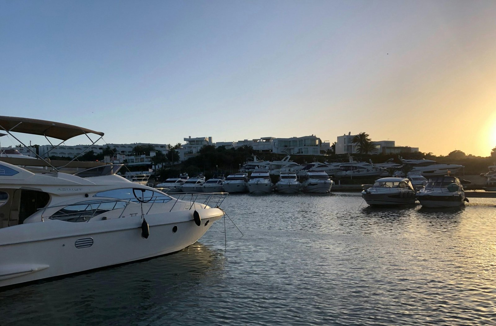 Marina auf Mallorca mit zahlreichen Booten und Yachten im Hafen, aufgenommen von yelr