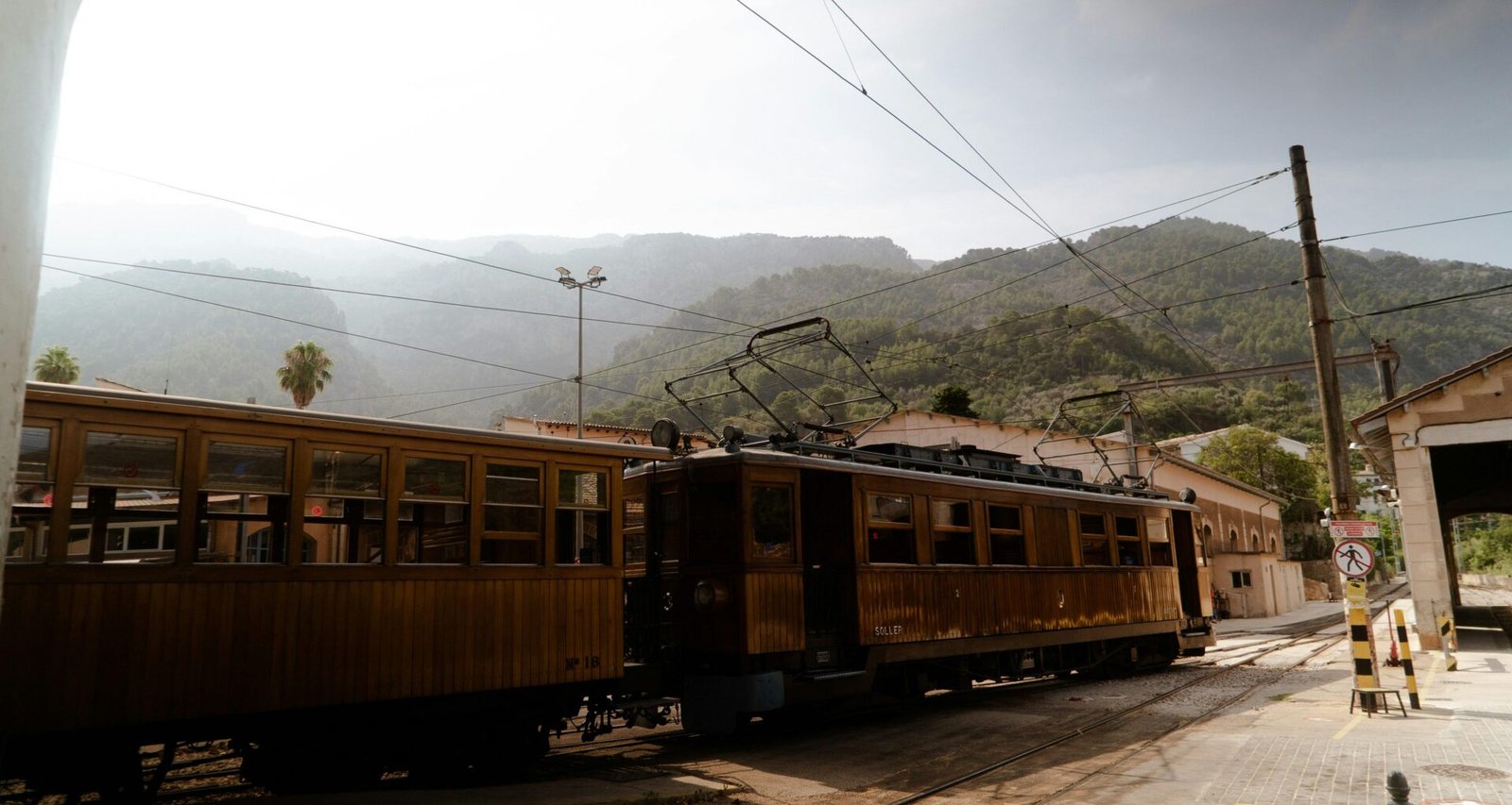 Ein Zug fährt auf Mallorca entlang der Bahnstrecke neben Bergen, aufgenommen von Victor Oonk.