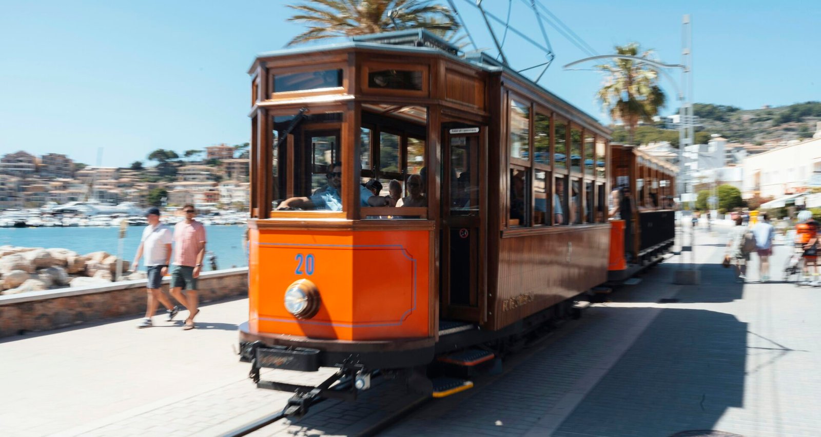 Vintage Straßenbahn steht nahe der mallorquinischen Küste, aufgenommen von Nick Andreas.