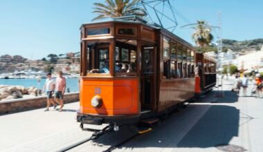 Vintage Straßenbahn steht nahe der mallorquinischen Küste, aufgenommen von Nick Andreas.