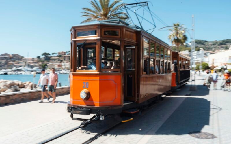 Vintage Straßenbahn steht nahe der mallorquinischen Küste, aufgenommen von Nick Andreas.