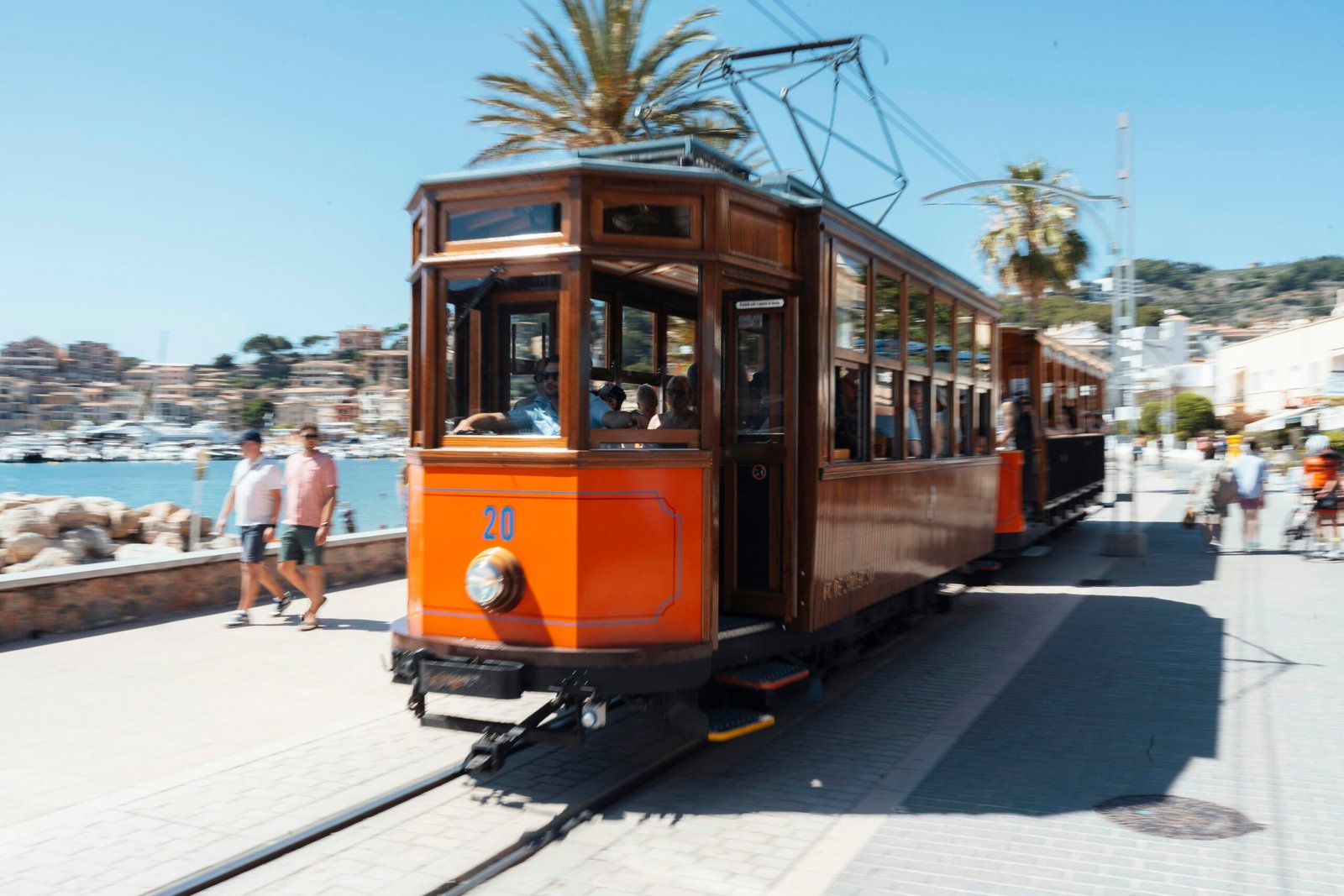 Vintage Straßenbahn steht nahe der mallorquinischen Küste, aufgenommen von Nick Andreas.