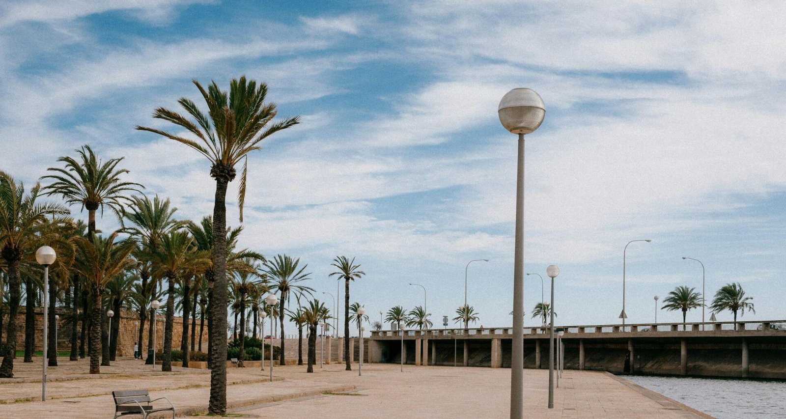 Eine Bank sitzt neben einem Wasserlauf auf Mallorca, aufgenommen von Julian, ideal für entspannte Plätze auf der Insel.