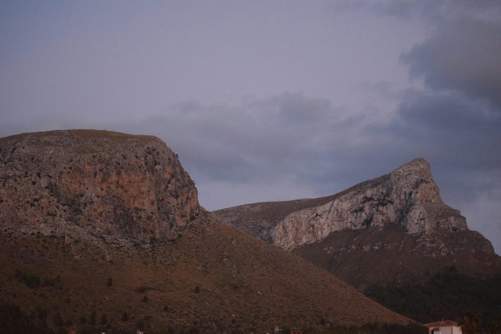 Bergkette auf Mallorca mit einem Haus im Vordergrund, aufgenommen von Jannik