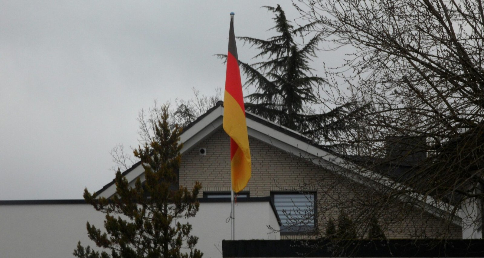 Flagge auf Mallorca an einem Pfosten vor einem Haus, aufgenommen von Tanteraka R.