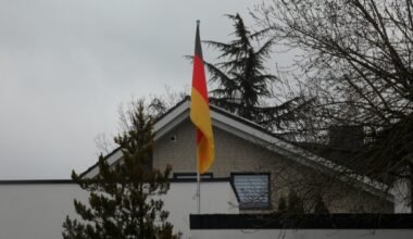 Flagge auf Mallorca an einem Pfosten vor einem Haus, aufgenommen von Tanteraka R.