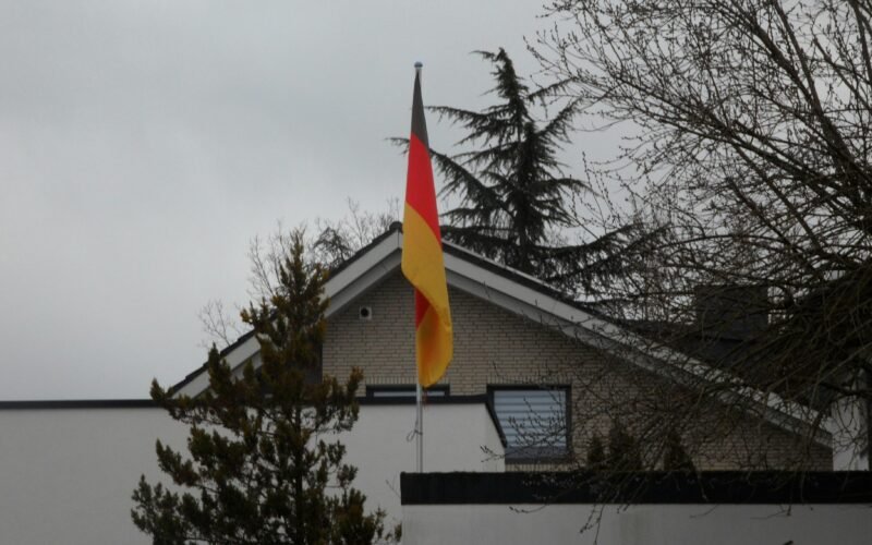 Flagge auf Mallorca an einem Pfosten vor einem Haus, aufgenommen von Tanteraka R.