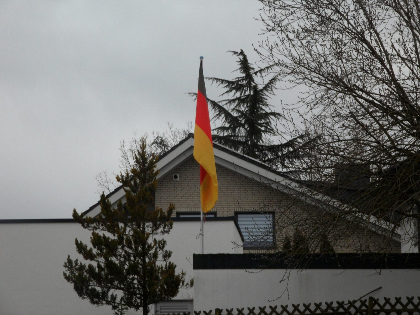 Flagge auf Mallorca an einem Pfosten vor einem Haus, aufgenommen von Tanteraka R.