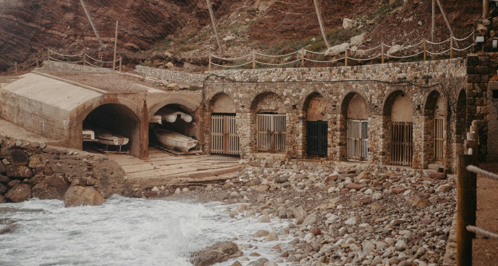 Felsige Klippe auf Mallorca mit Wasser im Vordergrund, fotografiert von Raymond Petrik