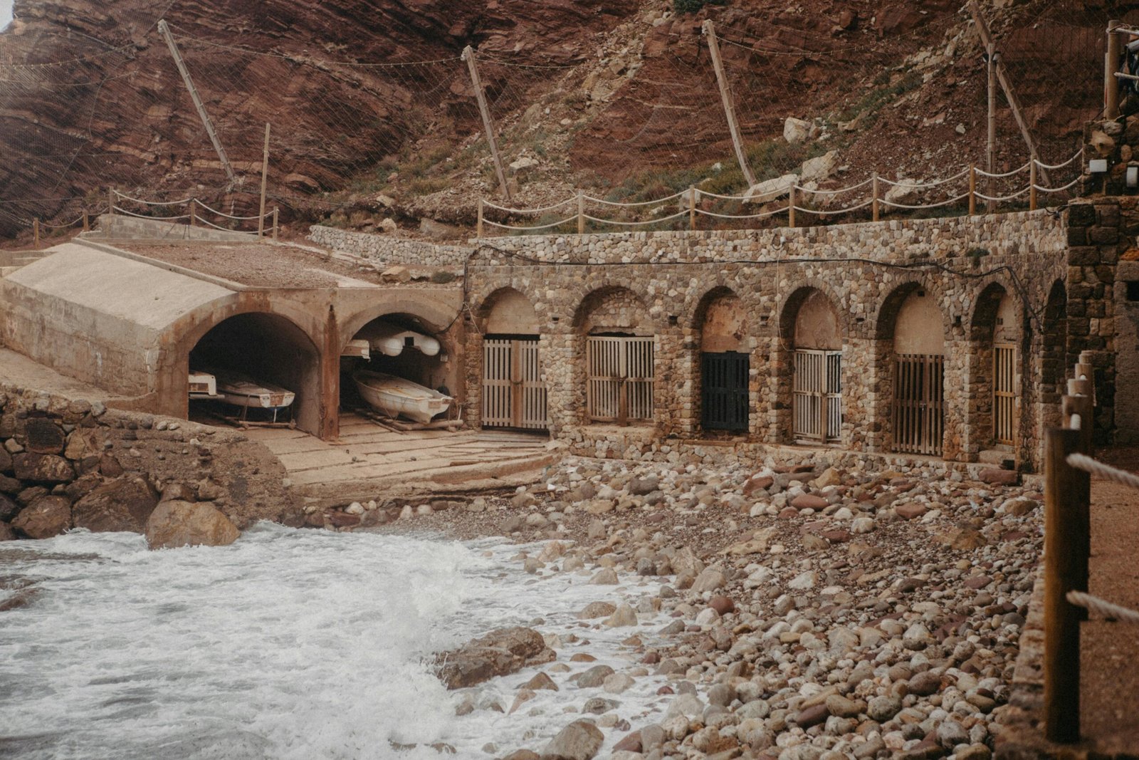 Felsige Klippe auf Mallorca mit Wasser im Vordergrund, fotografiert von Raymond Petrik