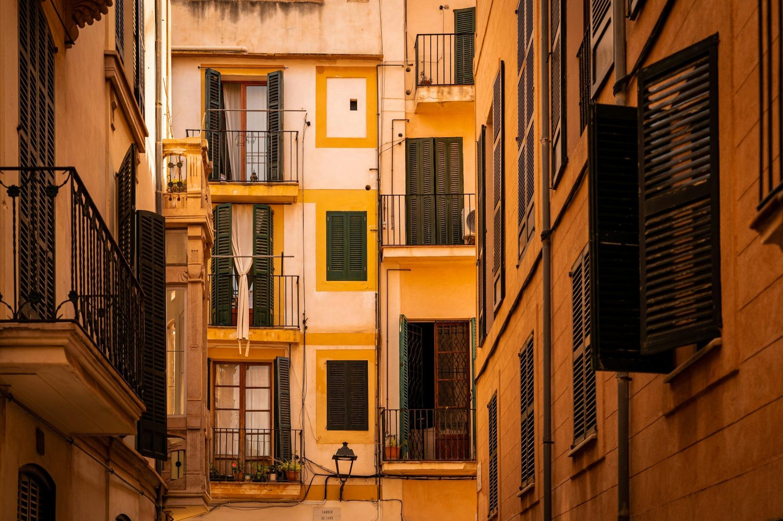 Reihe von Gebäuden mit Balkonen auf Mallorca, fotografiert von Nick Fewings, zeigt die typische Architektur der Insel.