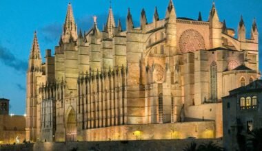 Große Kathedrale auf Mallorca, beleuchtet bei Dämmerung, mit beeindruckender Architektur und warmem Licht