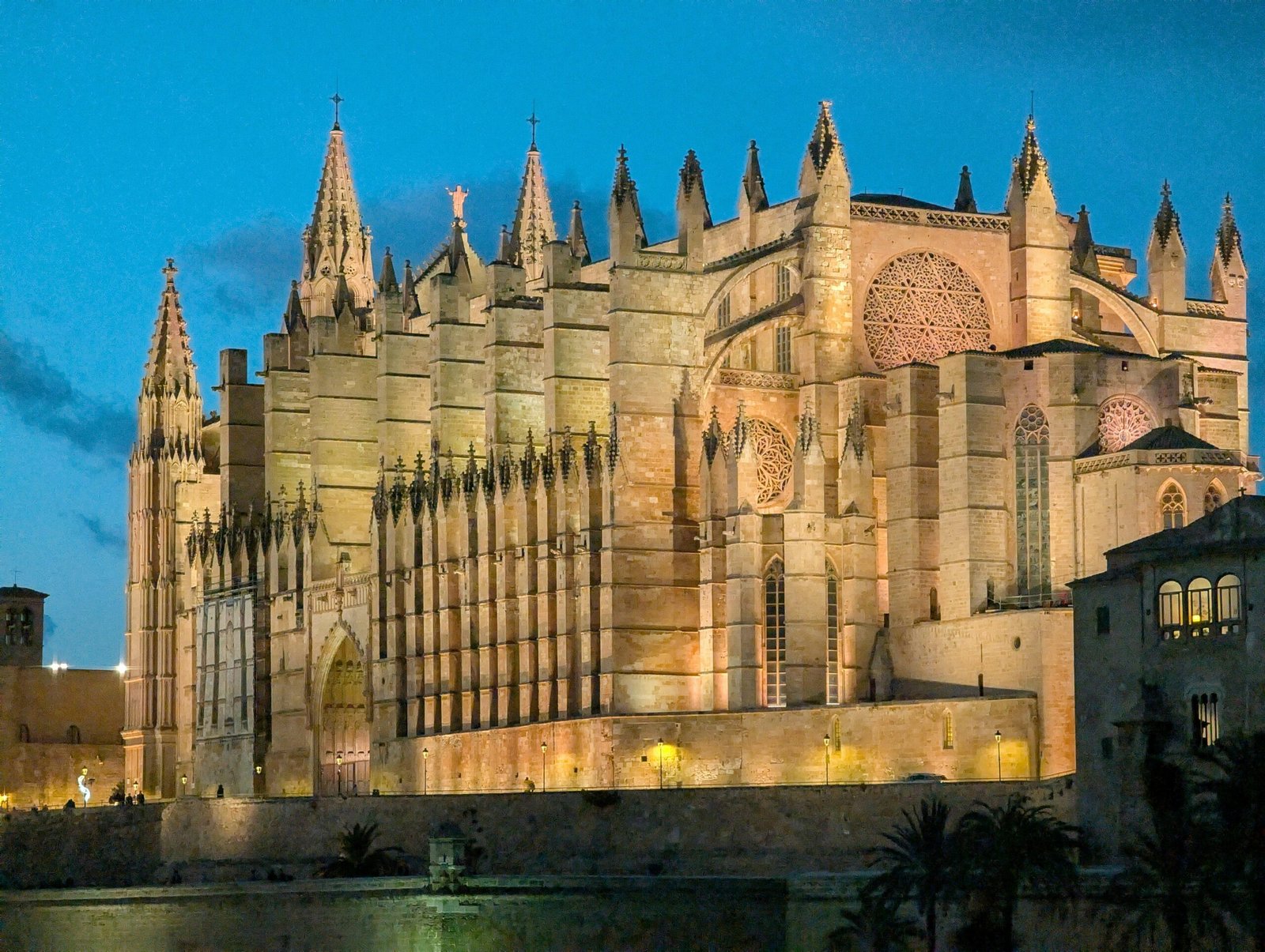 Große Kathedrale auf Mallorca bei Sonnenuntergang, beleuchtet und im Dämmerlicht sichtbar