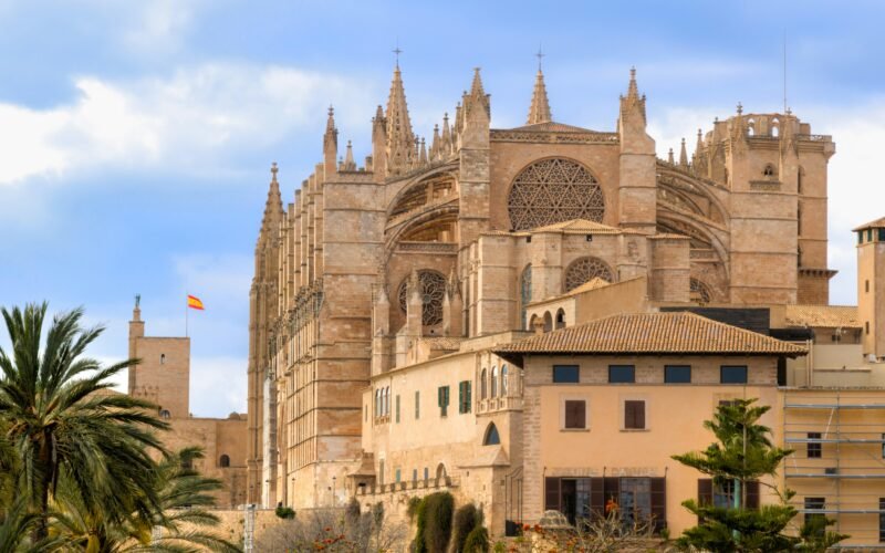Große Kathedrale auf Mallorca unter einem blauen Himmel, aufgenommen von David Vives