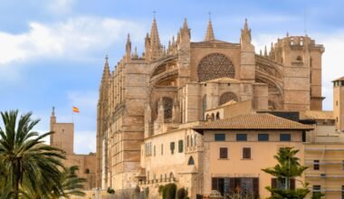 Große Kathedrale auf Mallorca unter einem blauen Himmel, fotografiert von David Vives