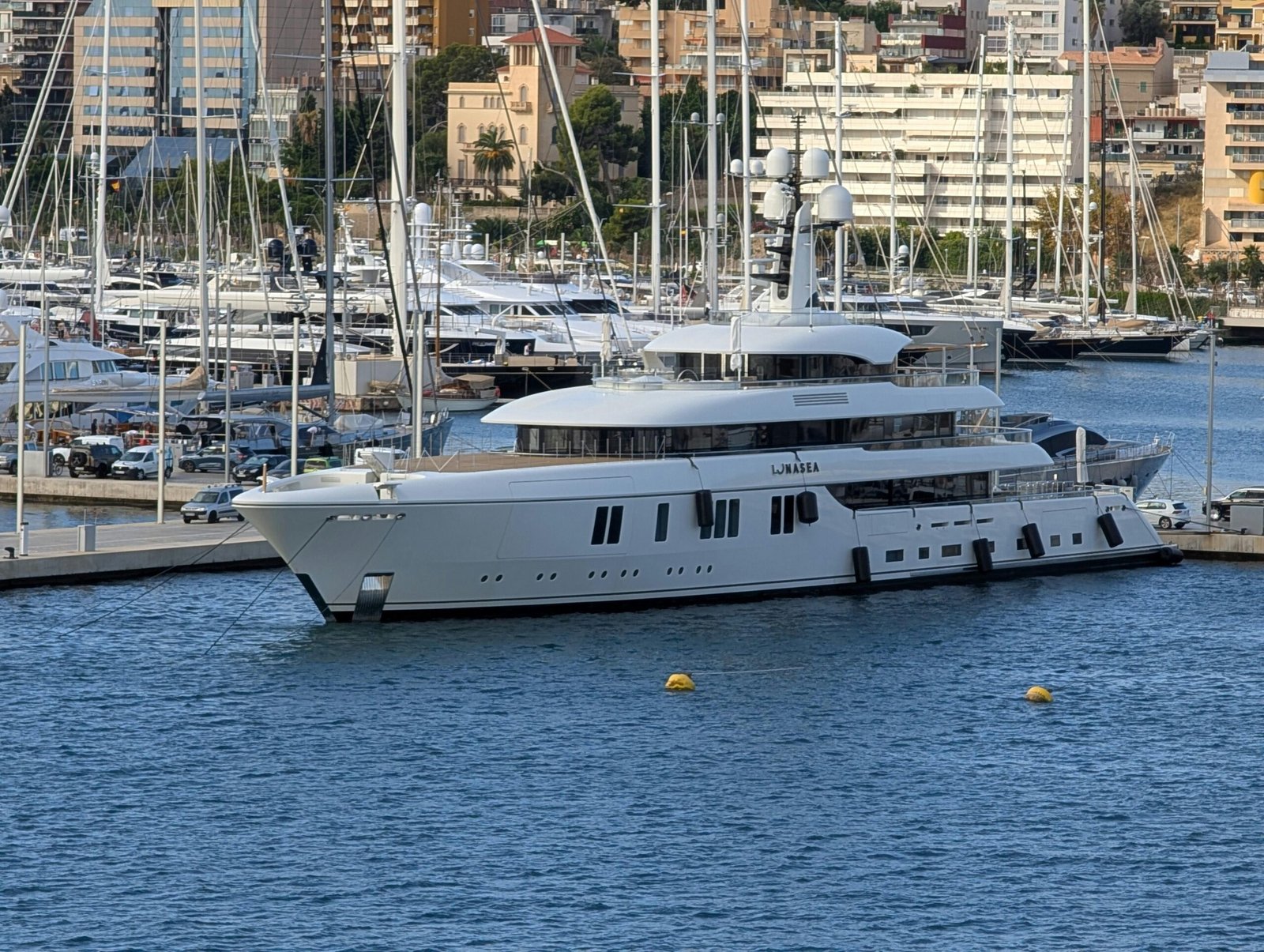 Große weiße Yacht im Hafen auf Mallorca, festgemacht an einem Ankerplatz, aufgenommen von David Vives.