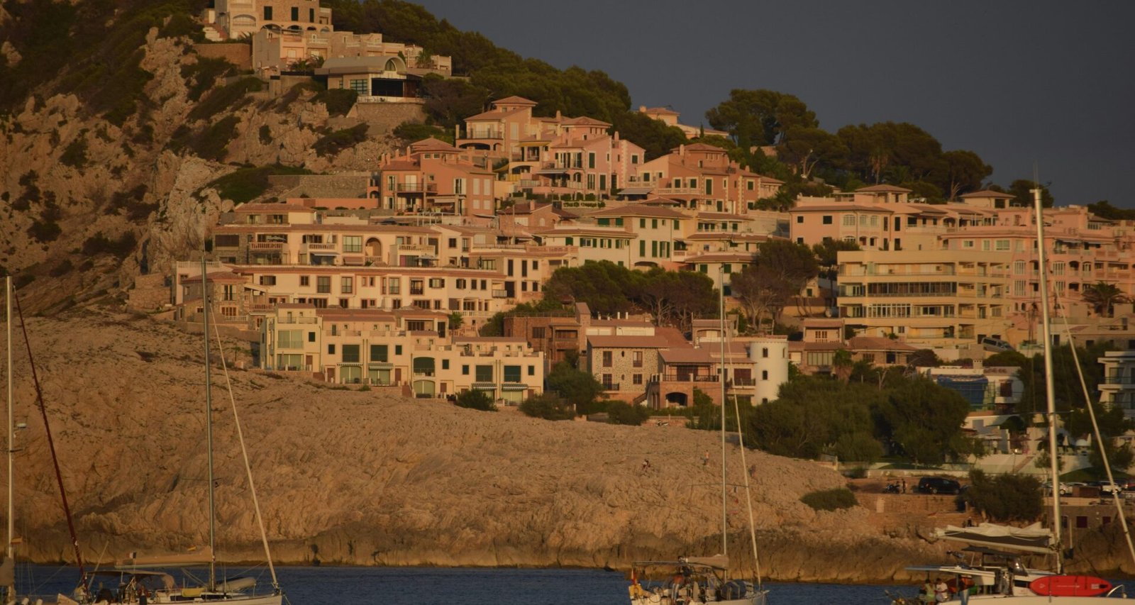 Mehrere Boote schwimmen auf der Wasseroberfläche vor Mallorca, aufgenommen von Jannik