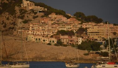 Mehrere Boote schwimmen auf der Wasseroberfläche vor Mallorca, aufgenommen von Jannik