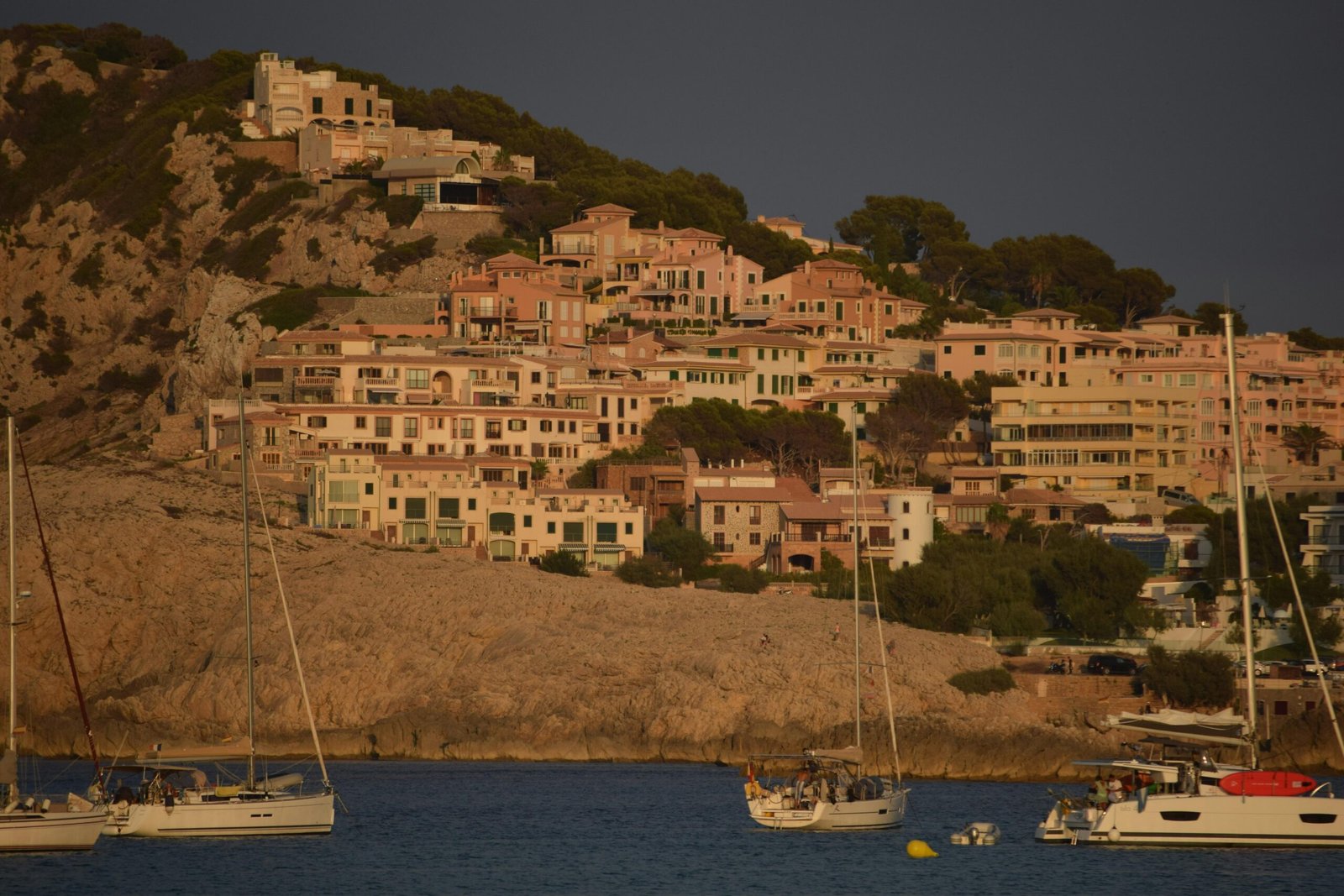 Mehrere Boote schwimmen auf Mallorca auf einem ruhigen Wasser, aufgenommen von Jannik.