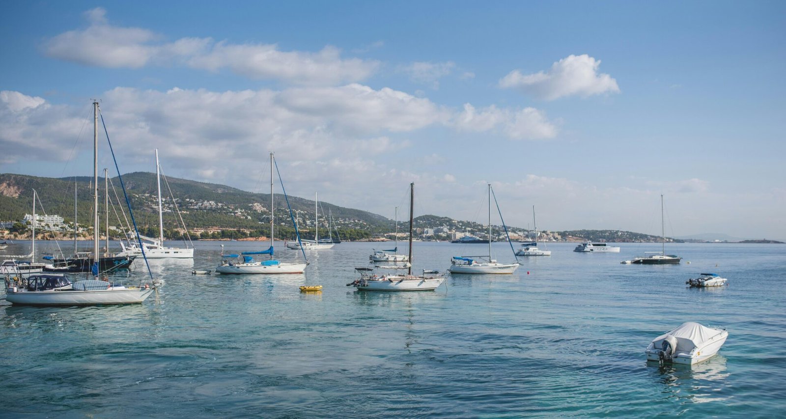 Mehrere Boote treiben auf der Wasseroberfläche vor Mallorca, aufgenommen von Monika Guzikowska.