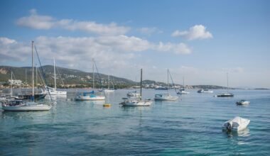 Mehrere Boote schwimmen auf der Wasseroberfläche vor Mallorca, fotografiert von Monika Guzikowska.