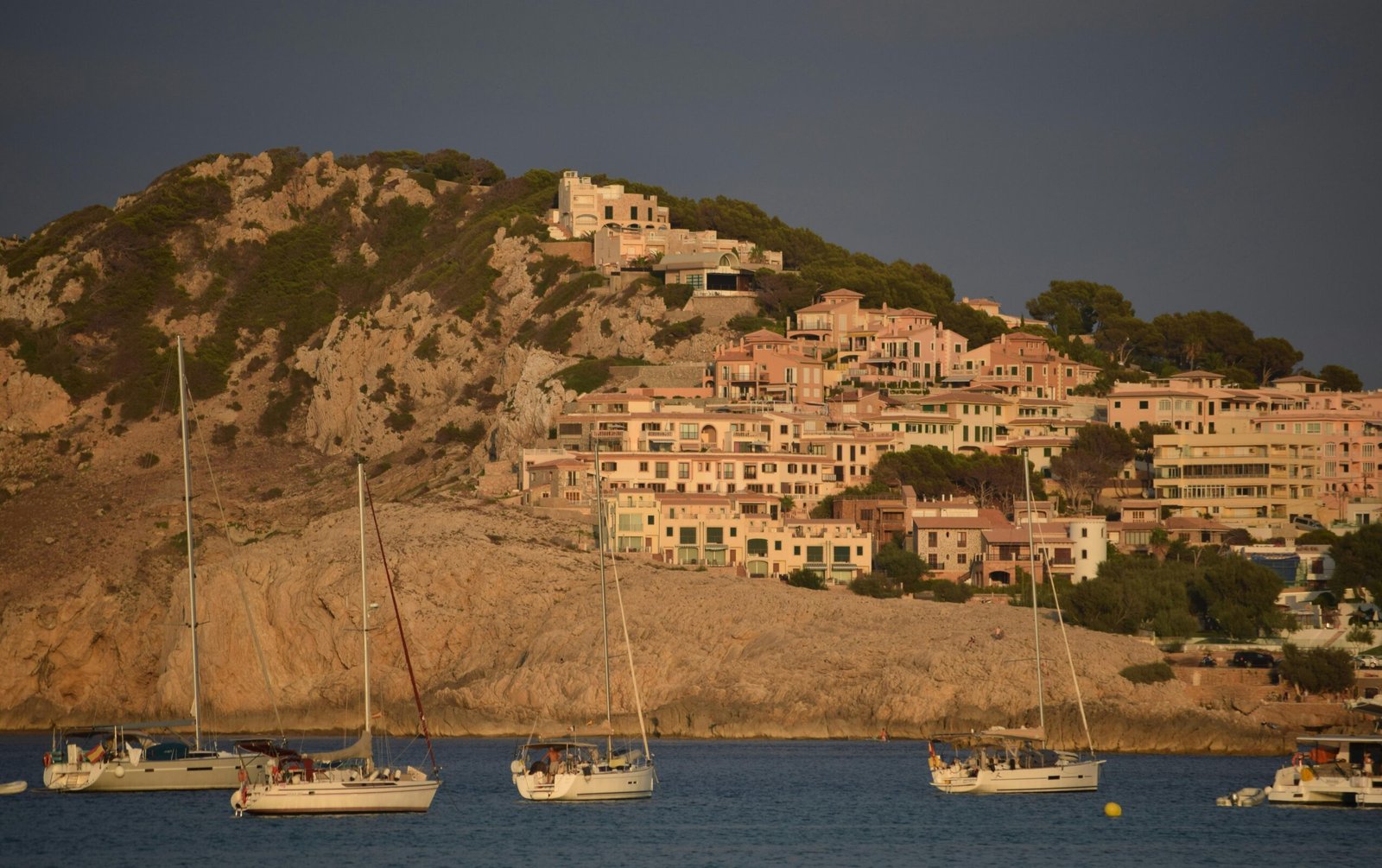 Mehrere Boote treiben ruhig auf Mallorca auf dem Wasser, aufgenommen von Jannik.