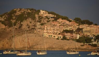 Mehrere Boote schwimmen auf Mallorca auf einer ruhigen Wasserfläche, aufgenommen von Jannik.