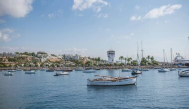 Mehrere Boote schweben auf der Wasseroberfläche vor Mallorca, aufgenommen von Monika Guzikowska.