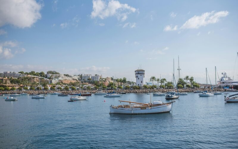 Mehrere Boote schweben auf der Wasseroberfläche vor Mallorca, aufgenommen von Monika Guzikowska.