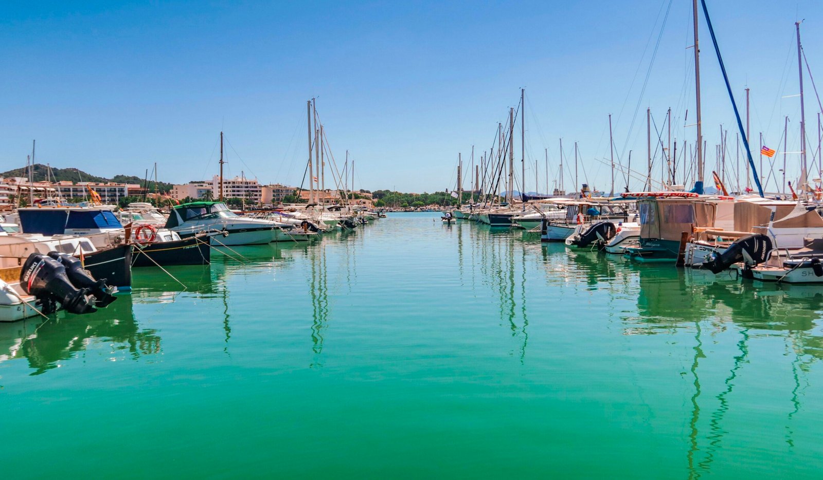 Mehrere Boote liegen im Wasser in einem Hafen auf Mallorca, aufgenommen von Nino A.