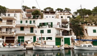 Mehrere Boote liegen nebeneinander auf Mallorca am Wasser, aufgenommen von Alex Kulikov.