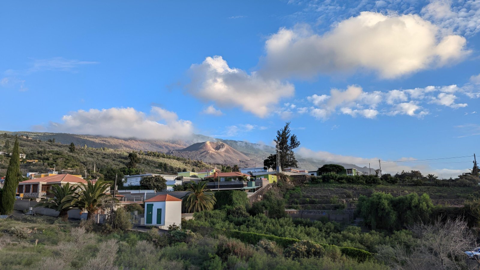 Gruppe von Häusern in einem Tal auf Mallorca, umgeben von Natur, aufgenommen von Federico Mata